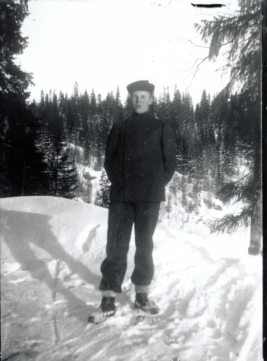 Harald Rydgren står i snøen i vinterklær. Skog og bakker i bakgrunnen.