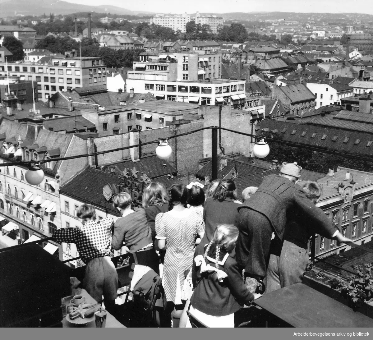 Utsikt over byen fra Restaurant Stratos på toppen av Folketeaterbygningen. 1949