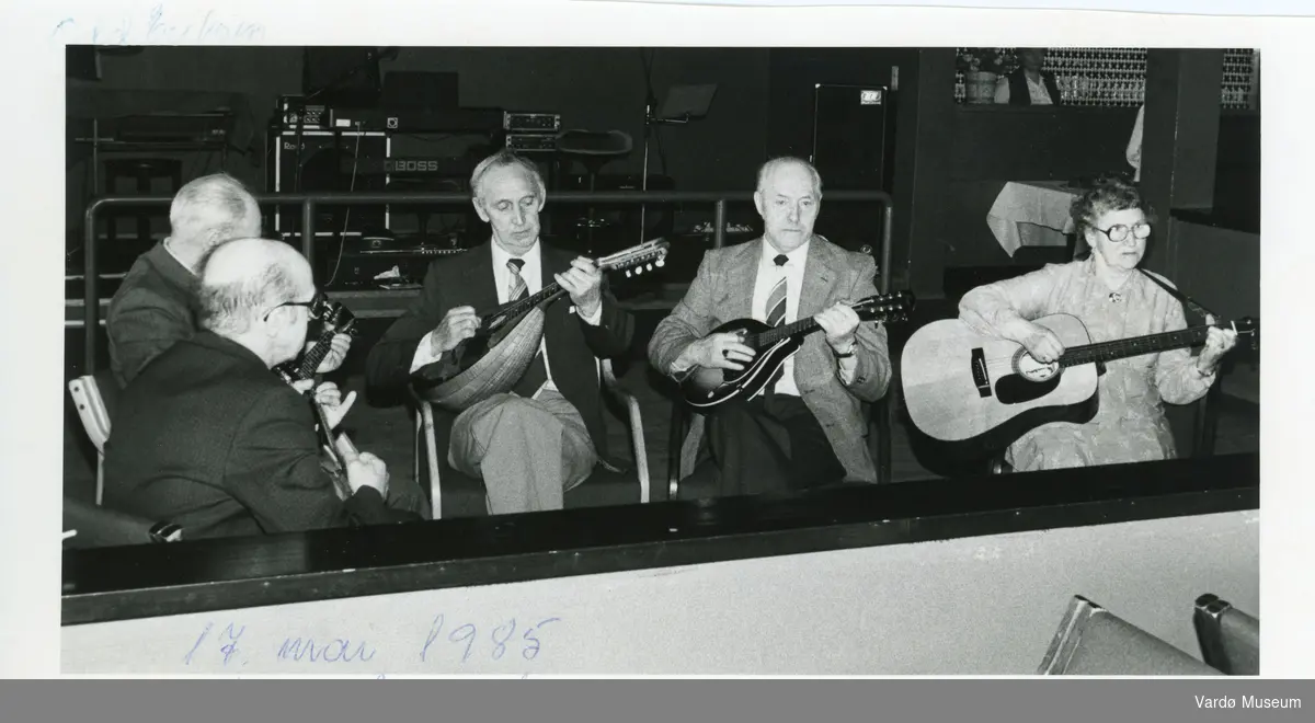 Vardø mandolinorkester 17. mai 1985