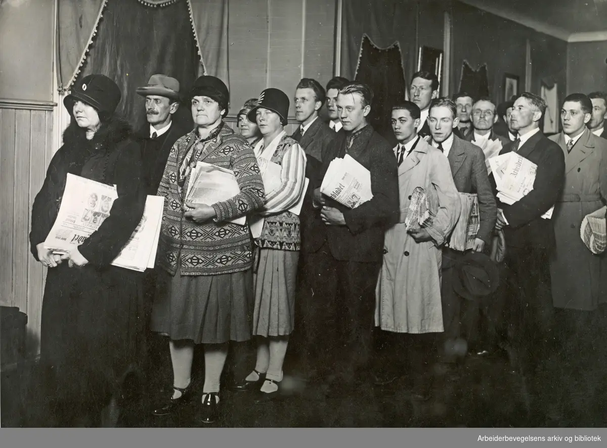 Utdeling av Arbeiderbladet under valgkampen før kommunevalget i Oslo 1928.