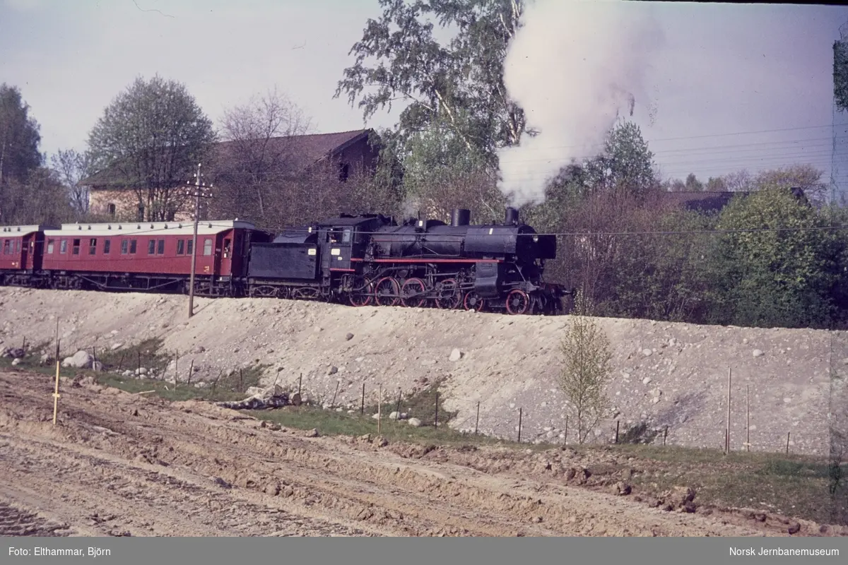 Svenska Järnvägsklubbens veterantog på Solørbanen. Toget trekkes av damplokomotiv type 26c nr. 411
