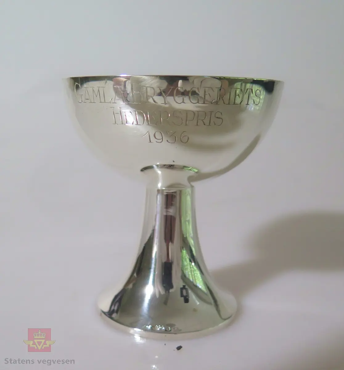 Pokal i sølv formet som en skål. Merking; GAMLA BRYGGERIETS HEDERSPRIS 1936