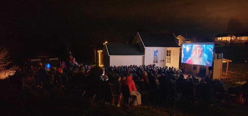 Utekino med publikum i mørket og julenissen på lerretet (Foto/Photo)