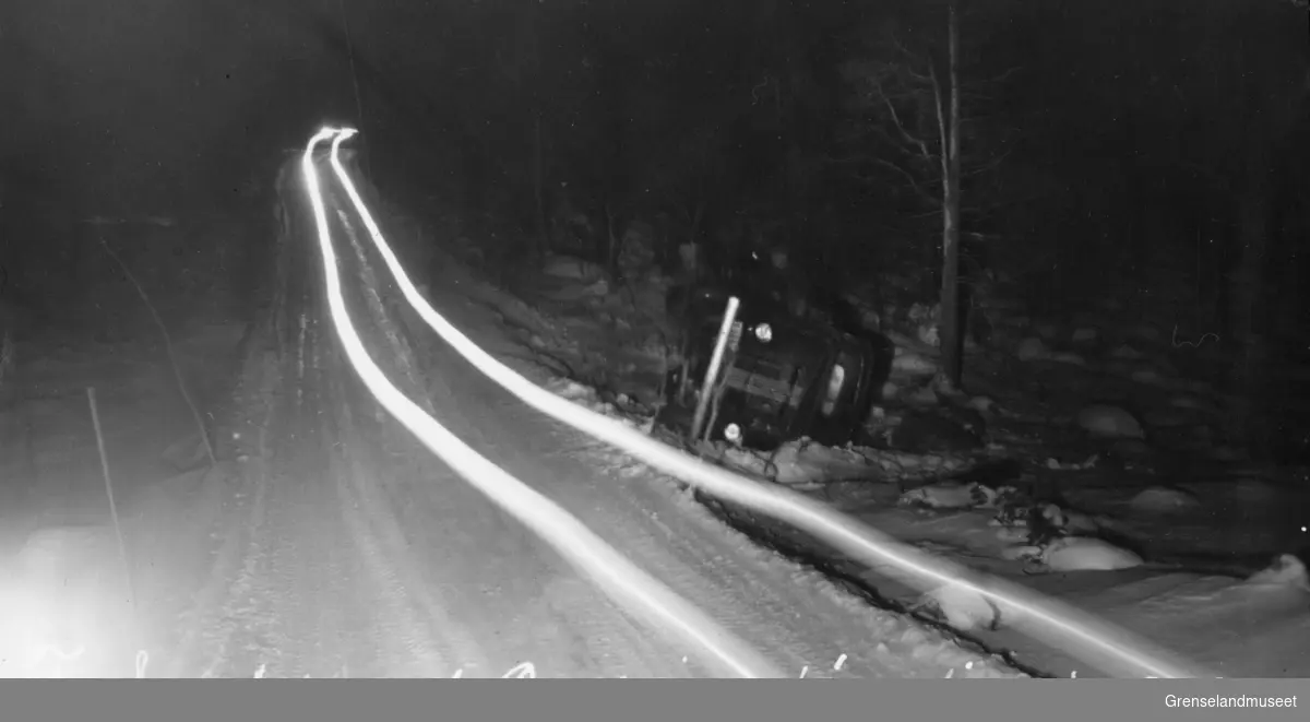 En malmbil har hatt litt for stor fart ned Ørneveien og havnet i grøfta, 1939.