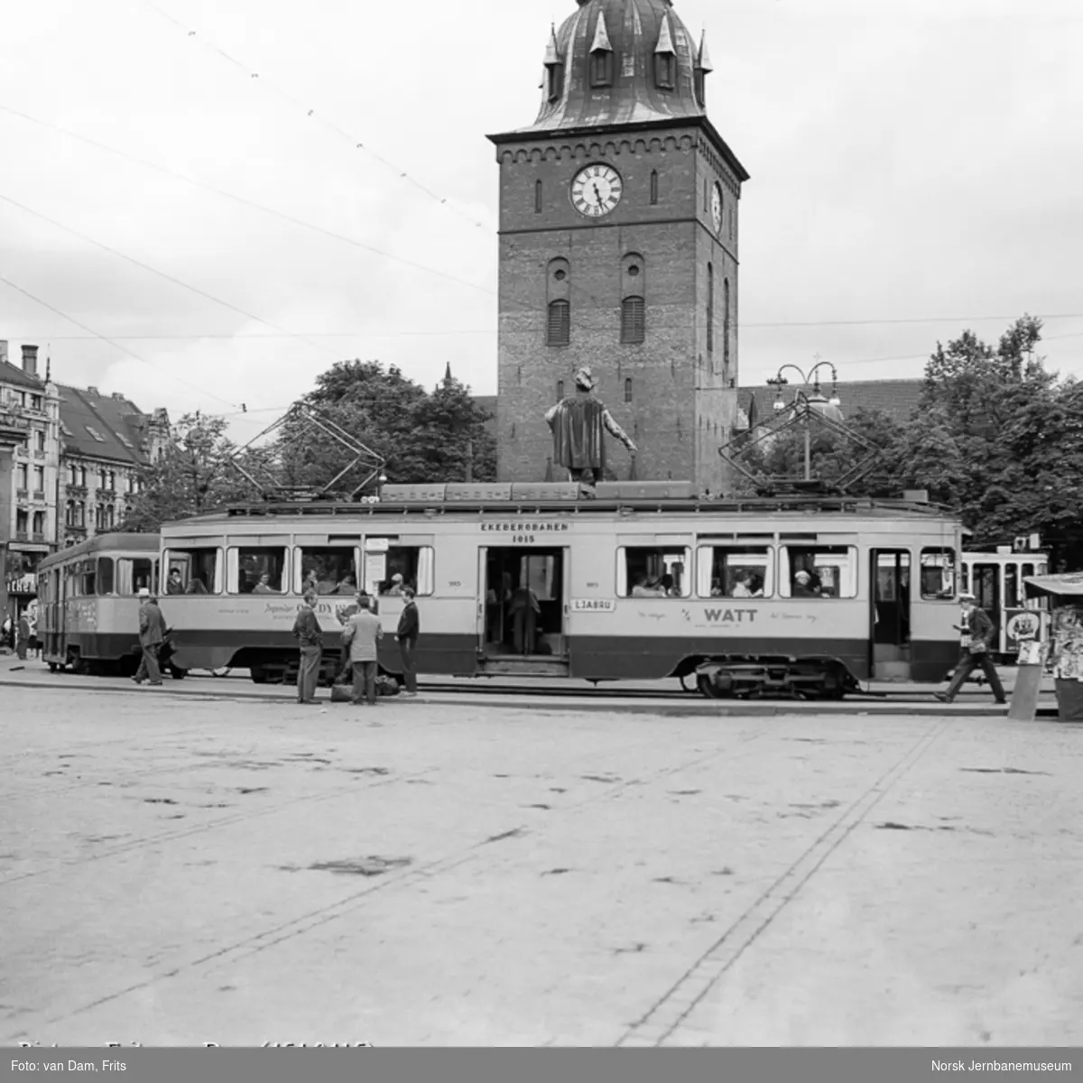 Ekebergbanens sporvogn type 1932 nr. 1015 med tilhenger i serien nr. 1050-1052 til Ljabru på Stortorget. I bakgrunnen Oslo Domkirke