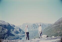 Anne Dyrland og Birgit Hamaren tar selvportrett i fjellet me