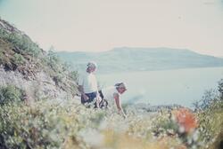 Anne Dyrland og Birgit Hammaren i fjellet på sommerstid. Fot