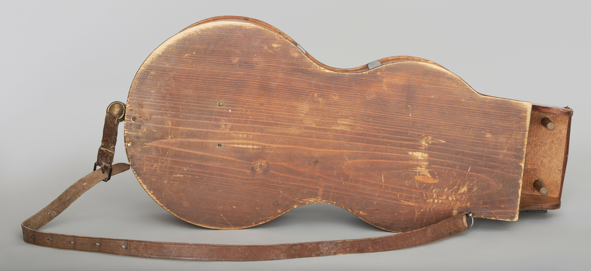 Ungarsk vielle. Bunn og lokk av gran, sarger av løvtre. Gitarform, brunlakkert. 4 strenger, fester til kraftige, sorte treskruer. Tangentkassen dekorert med påmalte, stiliserte, gule blomster. 23 tangenter, sortmalte.