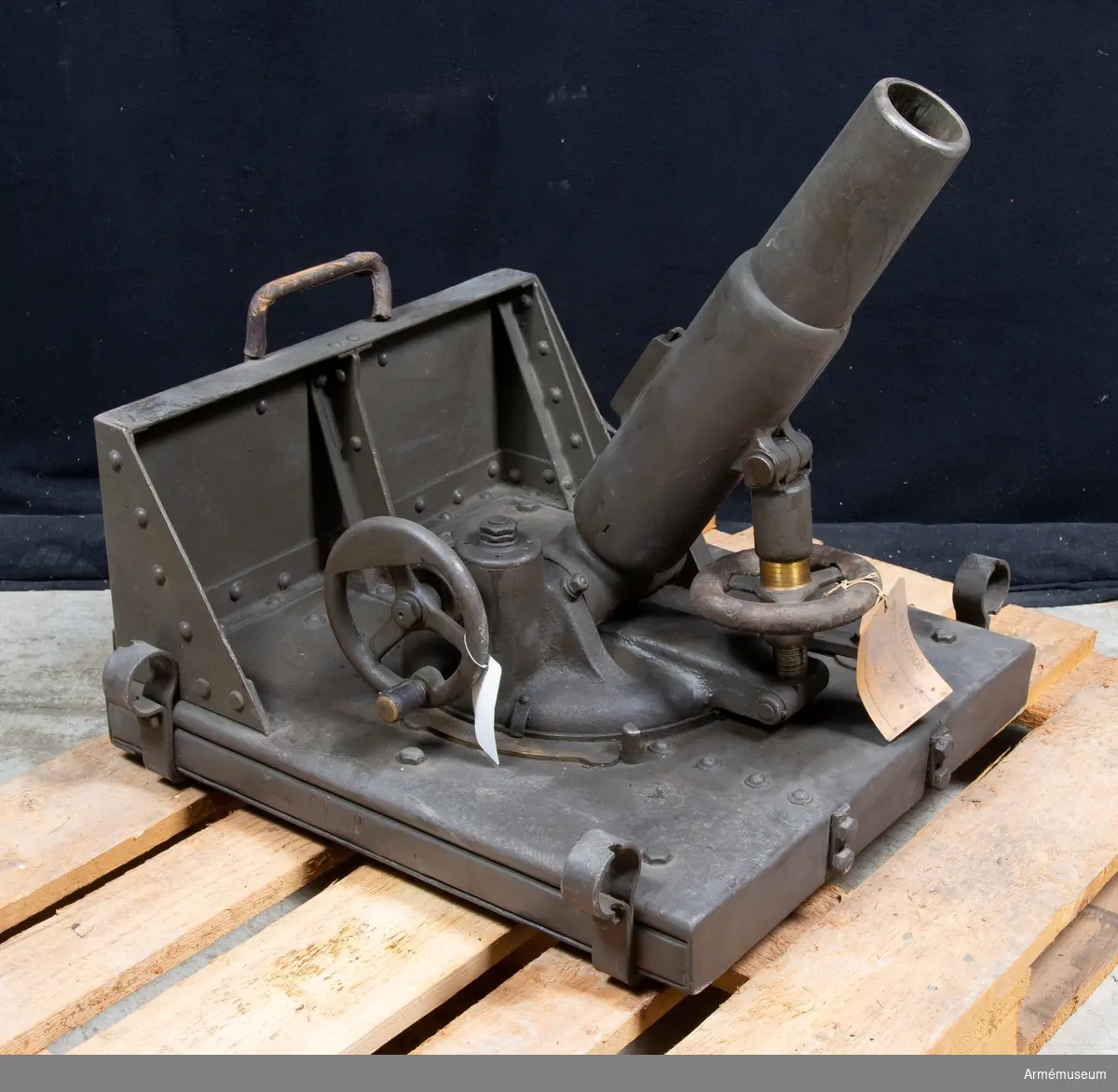 Grupp E X b.
Samhörande med 6 cm granatkastare m/1918 är avfyringslina med  2 st block, 4 st krampor, bäranordning för eldrör, bärsele,  2 st bärstänger, mynningsfodral, fyrsnöre, 2 st  förankringspålar, instrumentlåda, nyckel till lagerhylsa,  rörnyckel, 1 sats reservdelar.
AJS.