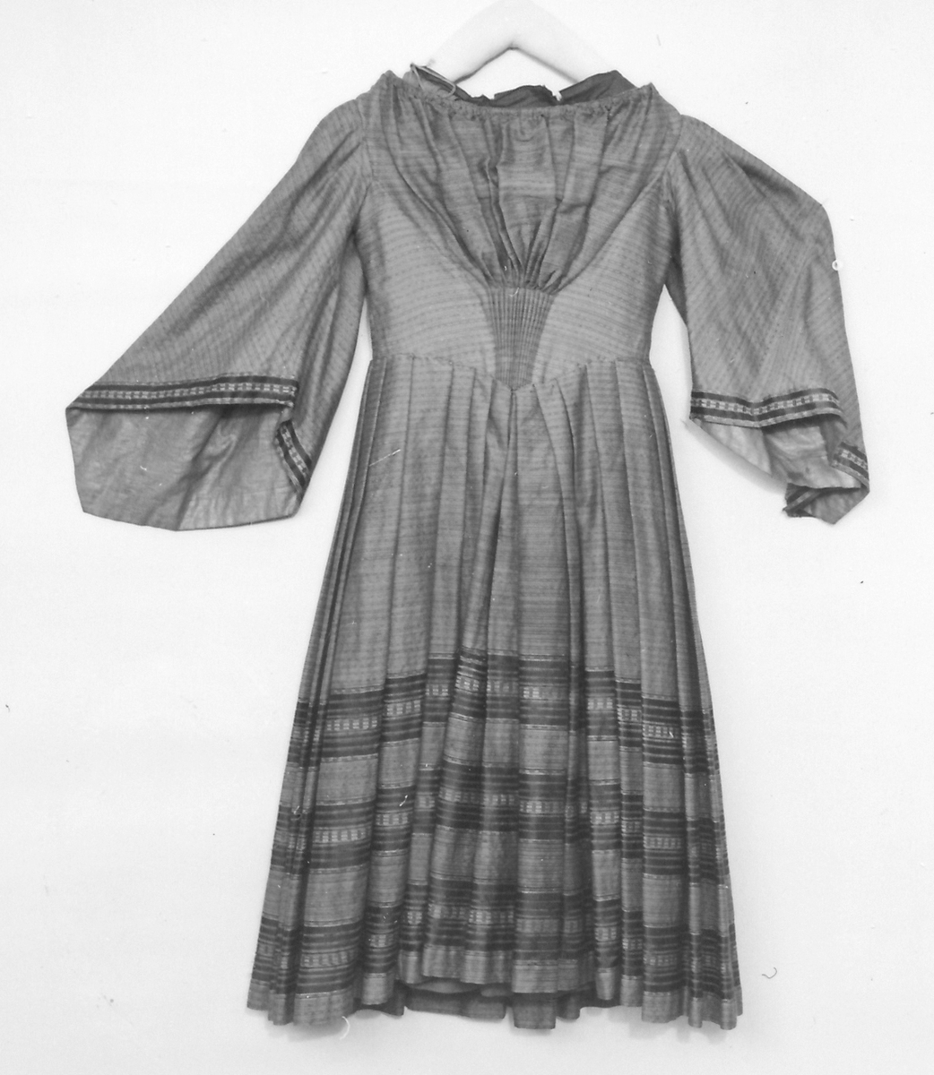 Klädning, barége, brun, randig, veckad tunick 1850-talet.