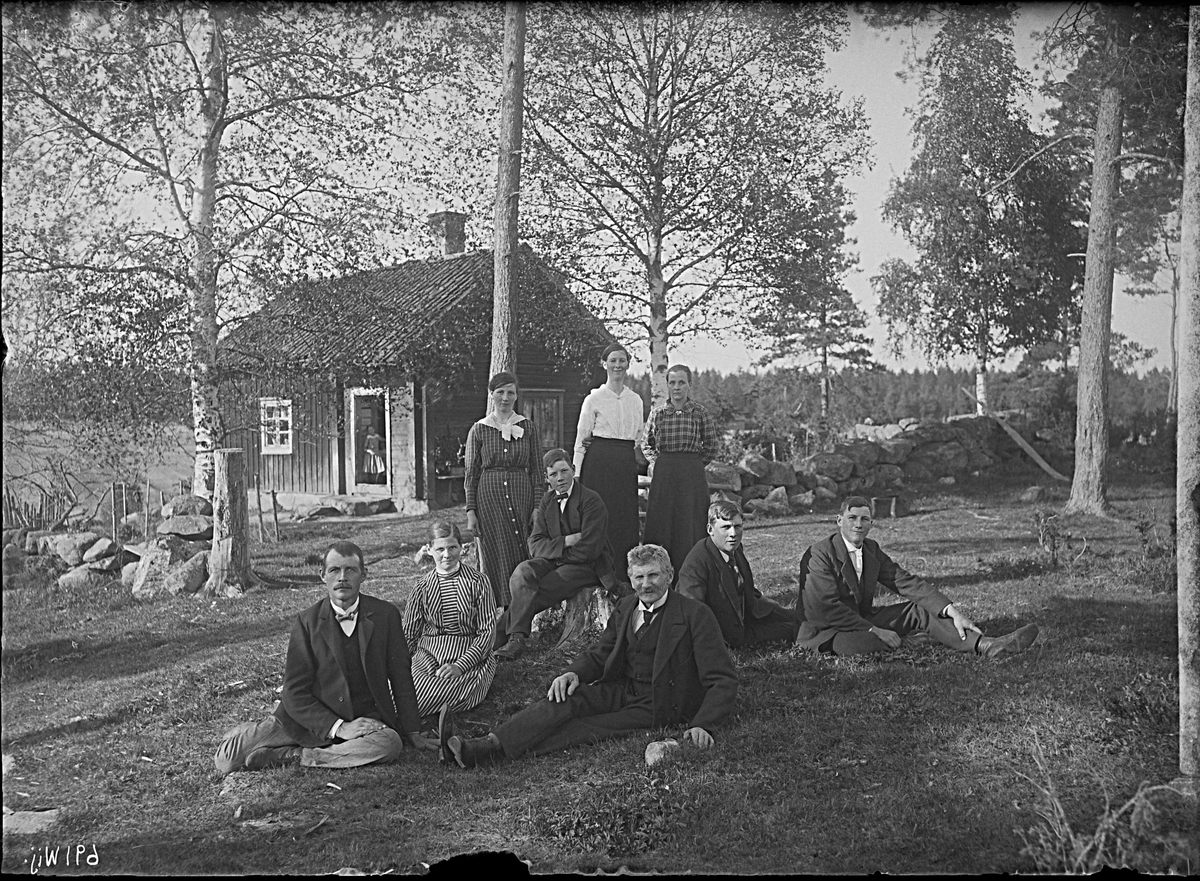 Fotografering beställd av Selma Lindström i Tillberga. Personerna är ej identifierade.