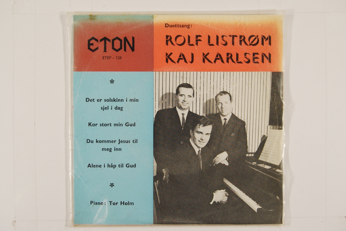 Bilde av Rolf Listrøm og Kaj Karlsen ved et piano, med sin pianist Tor Holm.