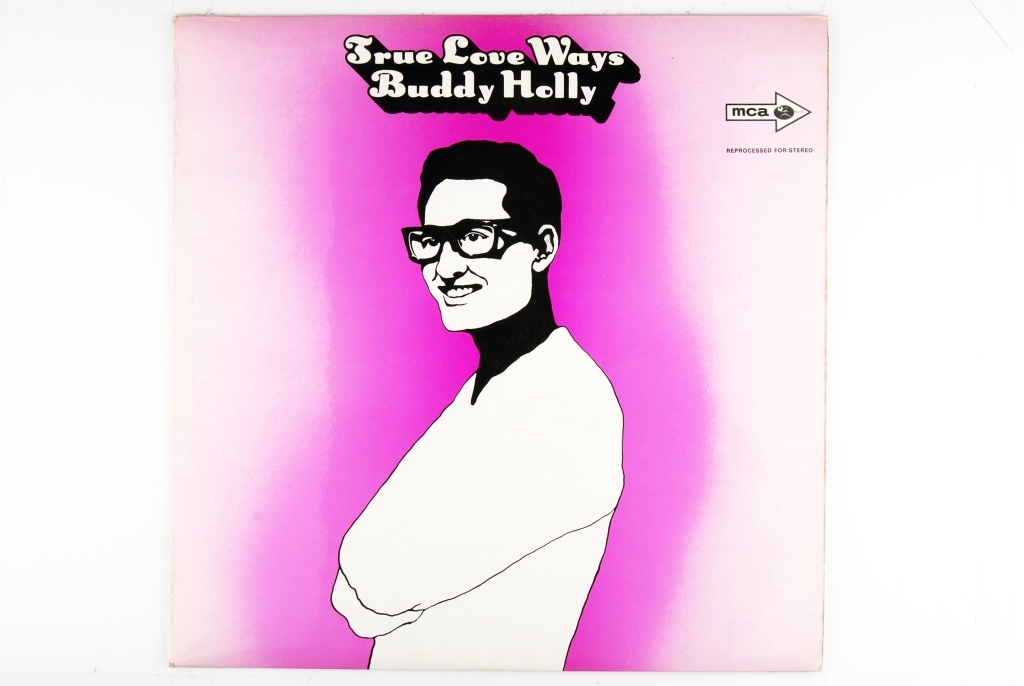 Coverets framside har en svart-hvit tegning av artisten (Buddy Holly), samt tittel på albumet (True Love Ways) og artisten. Bakgrunne består av en neon-lilla asymmetrisk form, med en gradvis overgang til lyse-rosa ut til sidene.