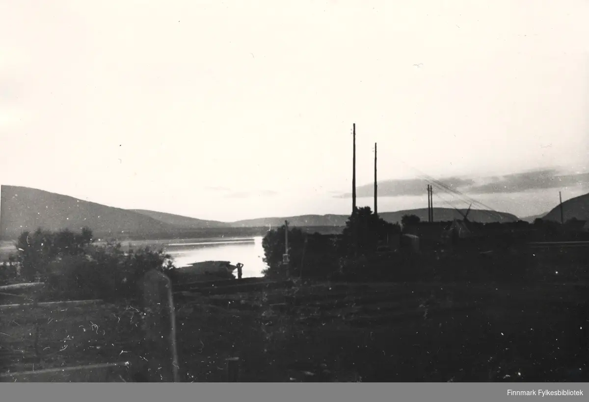Her er et stemningsbilde. Midnattsol over Pionerkompaniets leir i Seida ved Tanaelva, 1939.