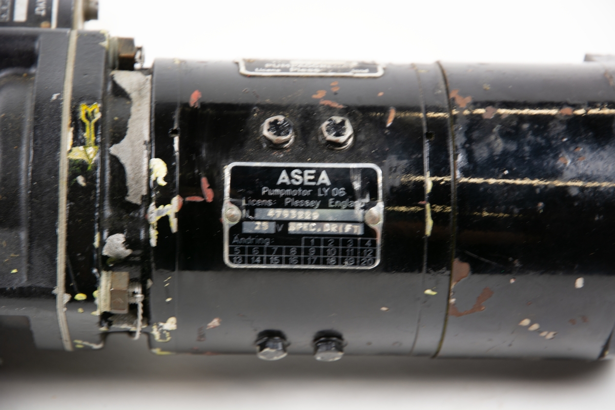 Pumpmotor typ LY 06, tillverkad av ASEA. Är ihopmonterad som en enhet ihop med spolpump och bränslepump.