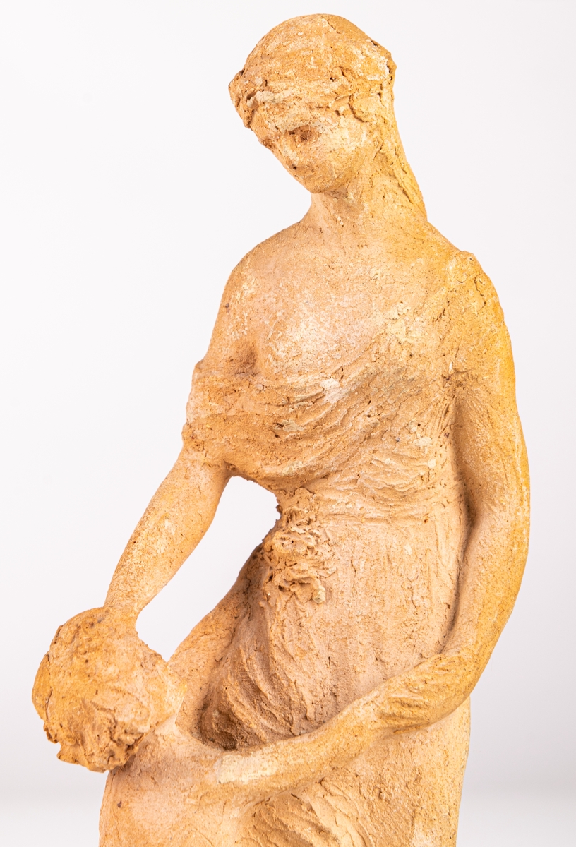 Skiss i lera till skulptur "Vår".  Stående kvinna med naket barn som står vänd mot henne vid hennes fötter.