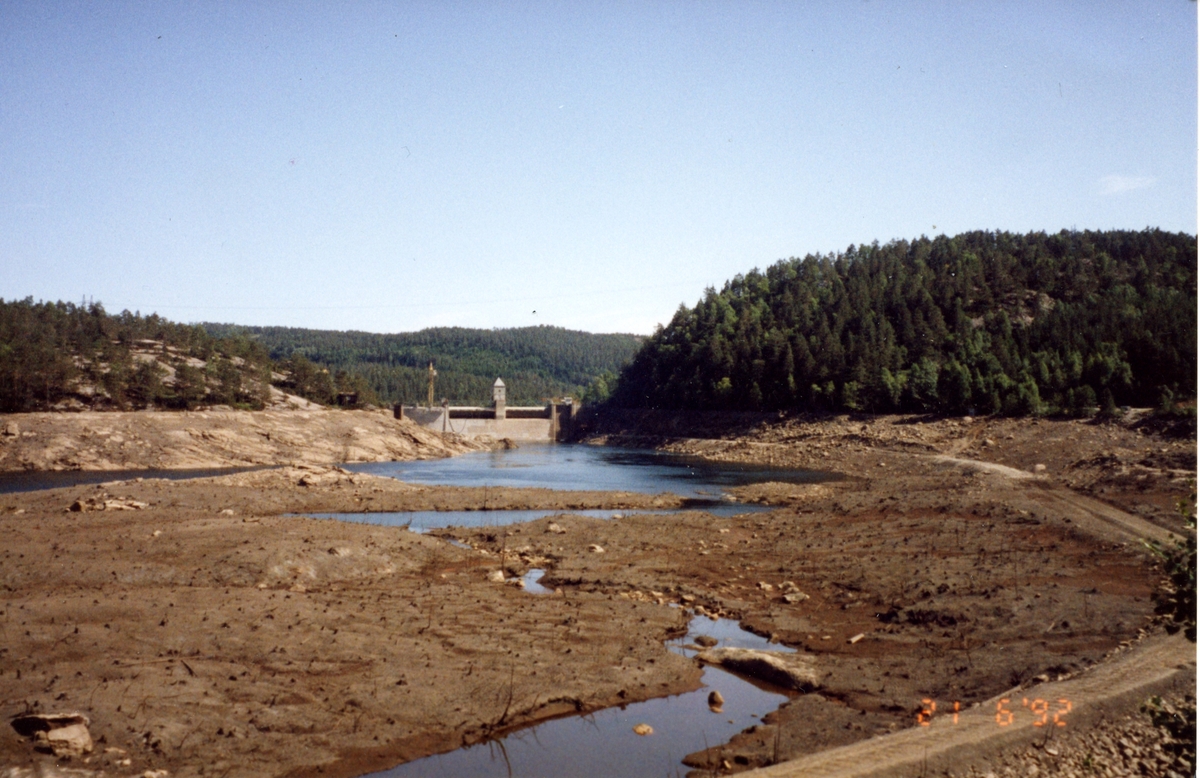 Nedtapping av Otra ved Nomelandsdammen. Den gamle traseen til Setesdalsbanen kan sees på bildet. (1992)