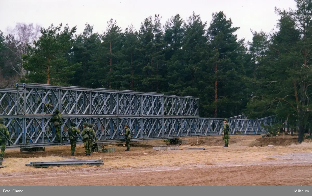 Soldater på övning att bygga balkbro 2 (BB2) dubbel dubbel.