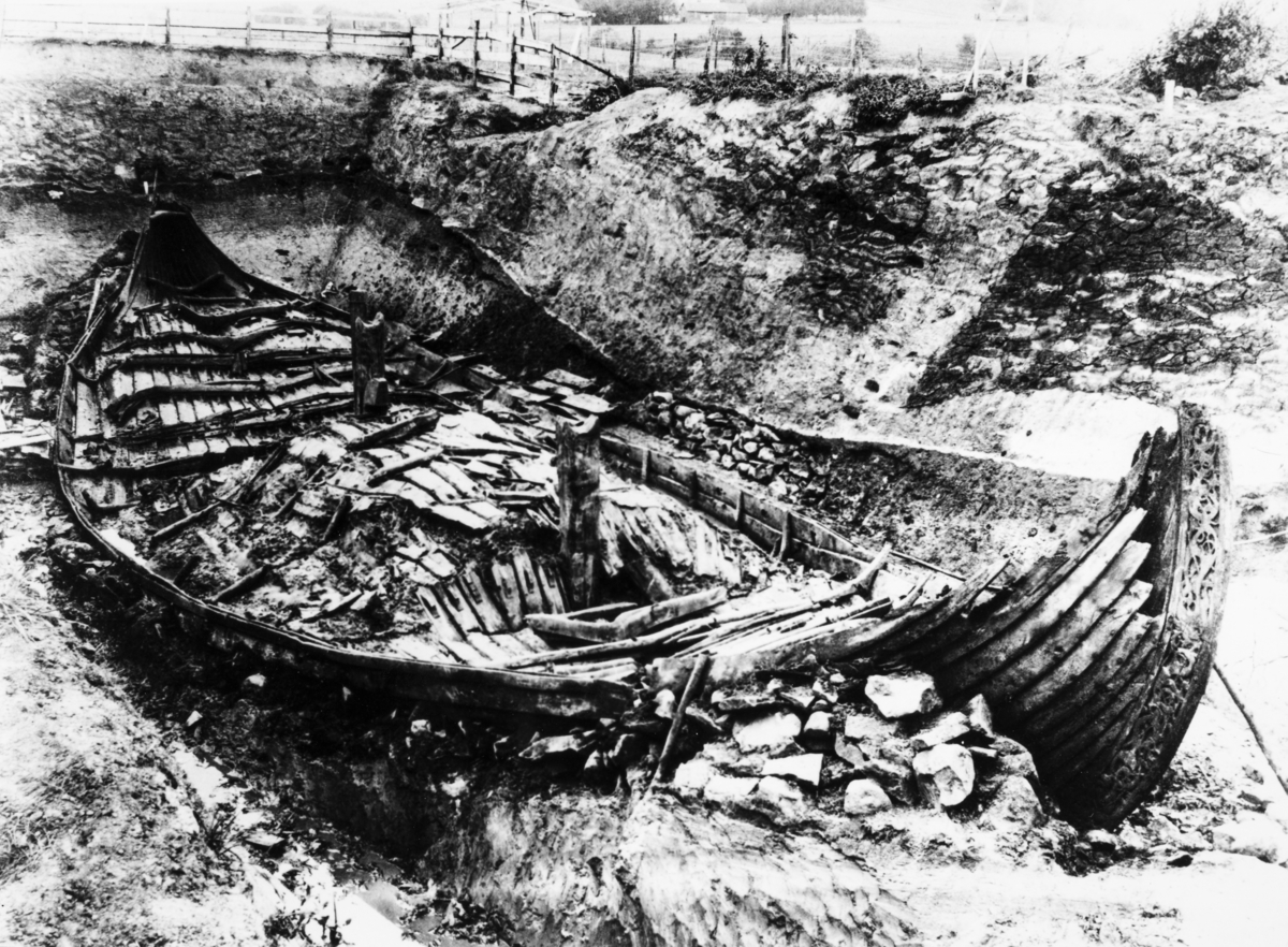 Osebergskipet under utgravingen, fortsatt delvis i jorda.