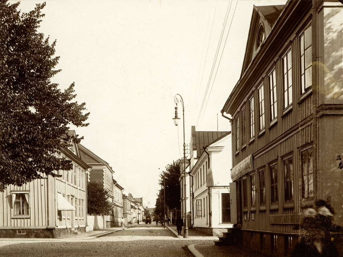 Norrgatan österut, vid Bäckgatan. Växjö, ca. 1911.
