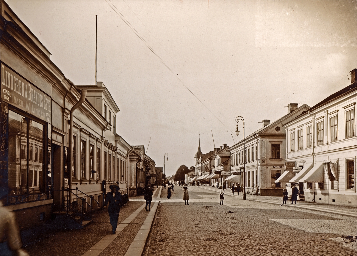 Storgatan västerut, vid korsningen Klostergatan. Växjö, ca. 1912.