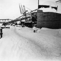 Malmkaia, vestre bro i ruiner. Kirkenes vinteren 1944/45.