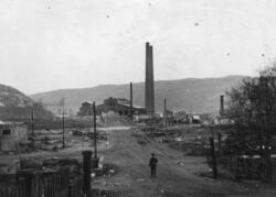 Dampsentralen med de to pipene sett fra Folkets Hus etter bo