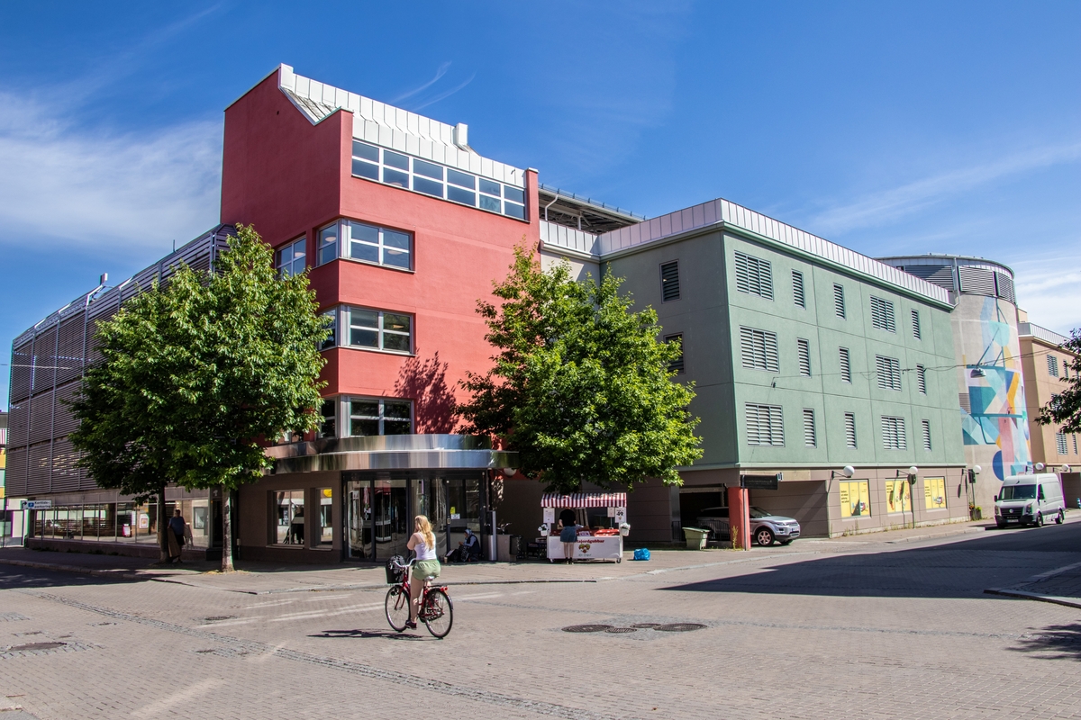Parkeringshuset Druvan i korsningen Snickaregatan / Nygatan i Linköping. Parkering.

Bilder från staden Linköping, Östergötland, år 2021.
