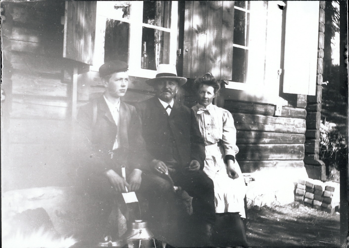 Nicoline og Wilhelm Rydgren sammen med sønnen Harald utenfor Mosjøhytta i Nordmarka.