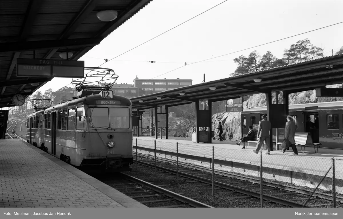 Stockholms Spårvägars sporvogn nr. 391 i rute nr. 12 til Nöckeby på Alvik stasjon. Til høyre T-banetog til Stockholm