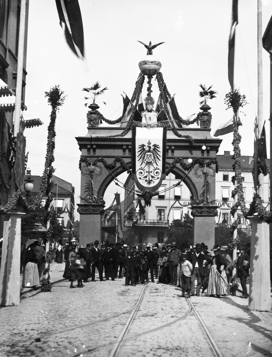 Æresportal ved keiser Wilhelm IIs besøk i 1890 i krysset Rosenkrantz' gate og Stortingsgata. I bakgrunnen sees Grand Hotell.