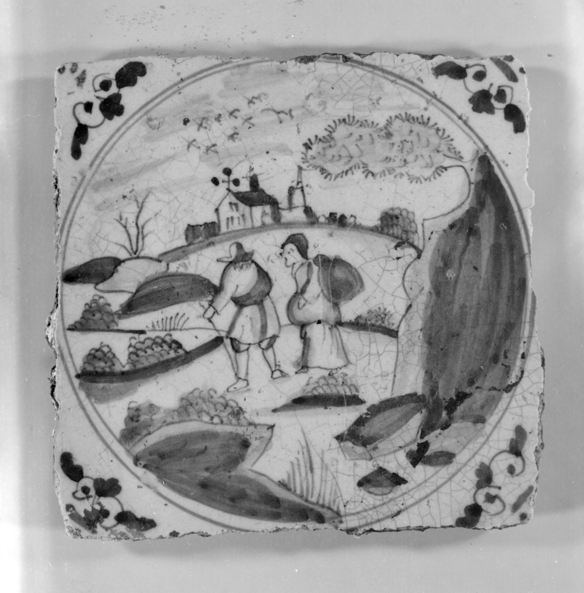 1035 - Keramikkflis med dekor