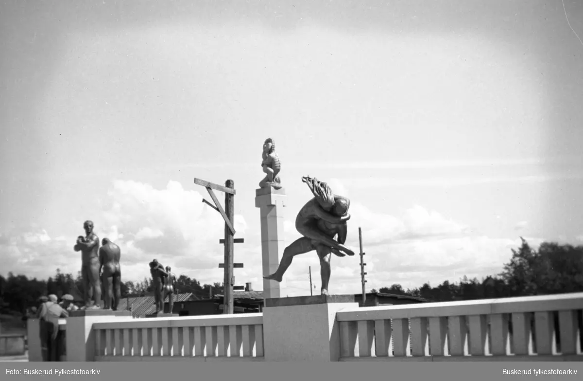 Vigelandsparken.  Oppsetting av Gustav Vigelands skulpturer på broen opp mot Monolitten som da ikke var ferdig. Skulpturen ble satt på 1940-tallet.