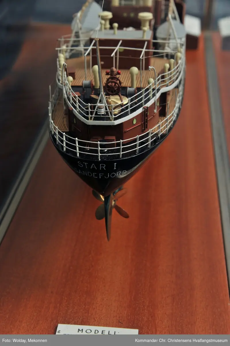 Skipsmodell i glassmonter
Hvalbåt STAR I