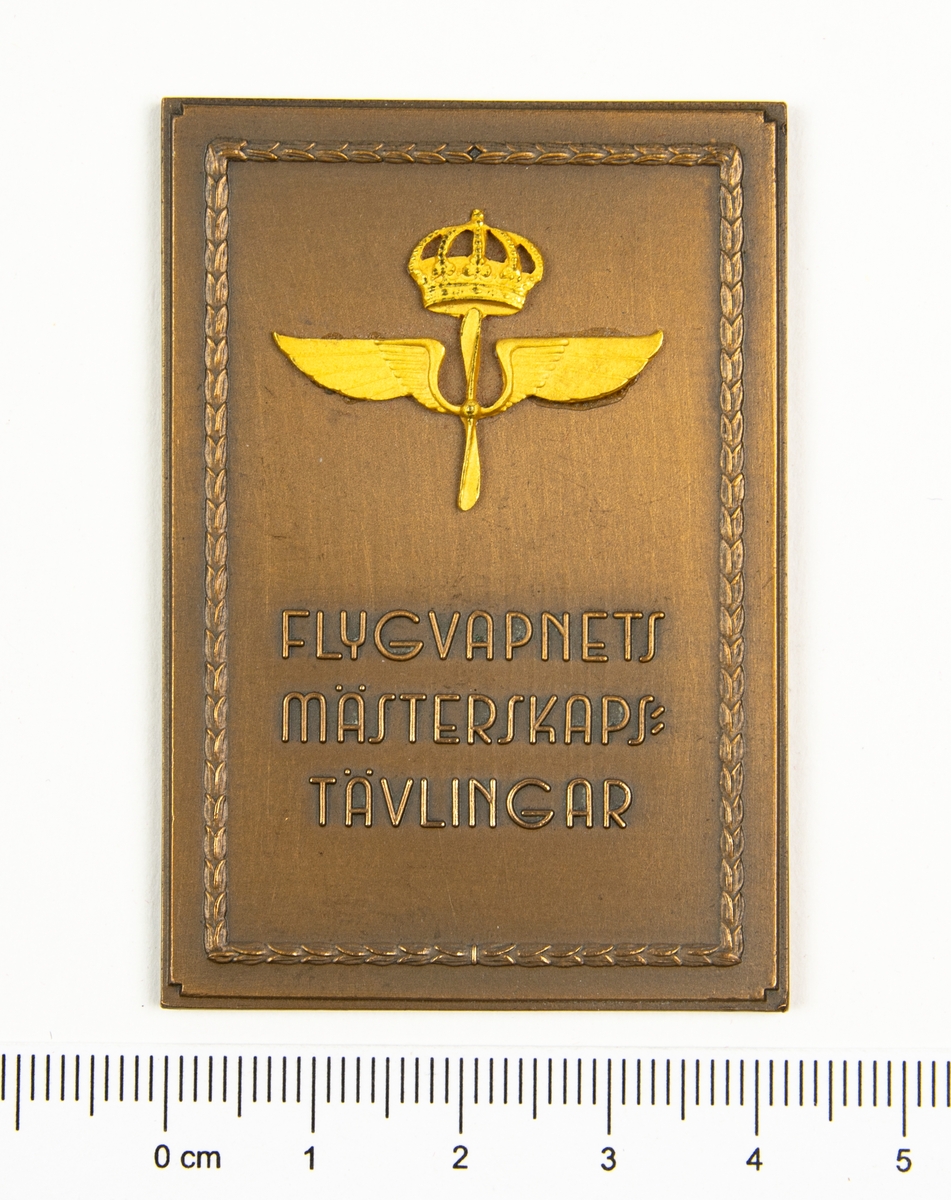 Prisplakett, brons. På framsidan relief med texten "Flygvapnets mästerskapstävlingar" samt flygvapnets emblem.