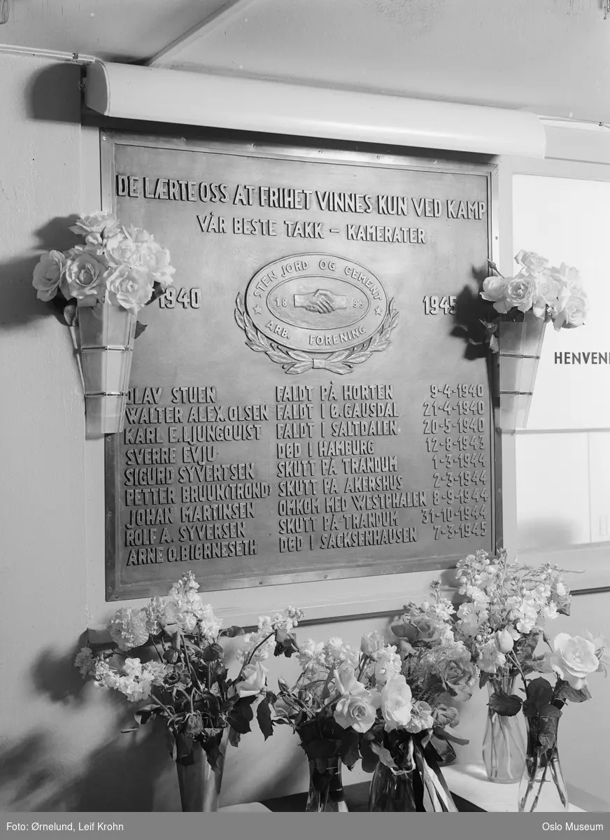 Oslo stein-, jord- og sementarbeideres forening, minnetavle over falne medlemmer 1940-45, blomster