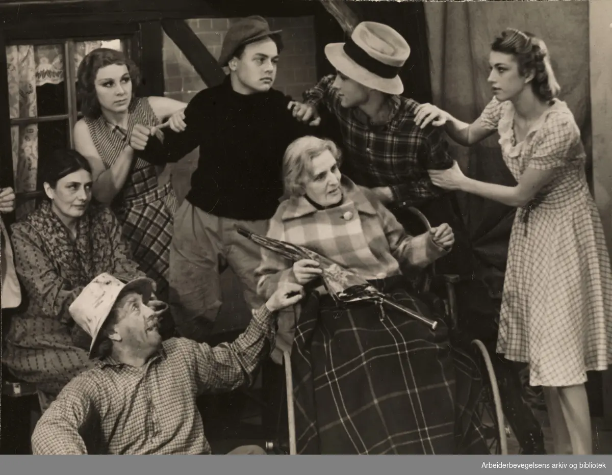 Forestillingen "Lenge leve tante" på Carl Johan Teatret, 1940. Med blant andre: Finn Bernhoft, Frank Robert og Ragnhild Michelsen.
