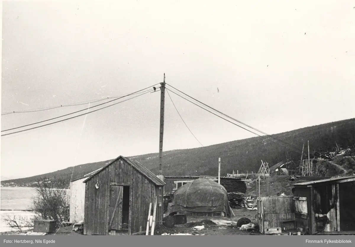 Arbeidet foregår på Tana bru, 1947. Strekking av kabler. Se også bildene 280-312.