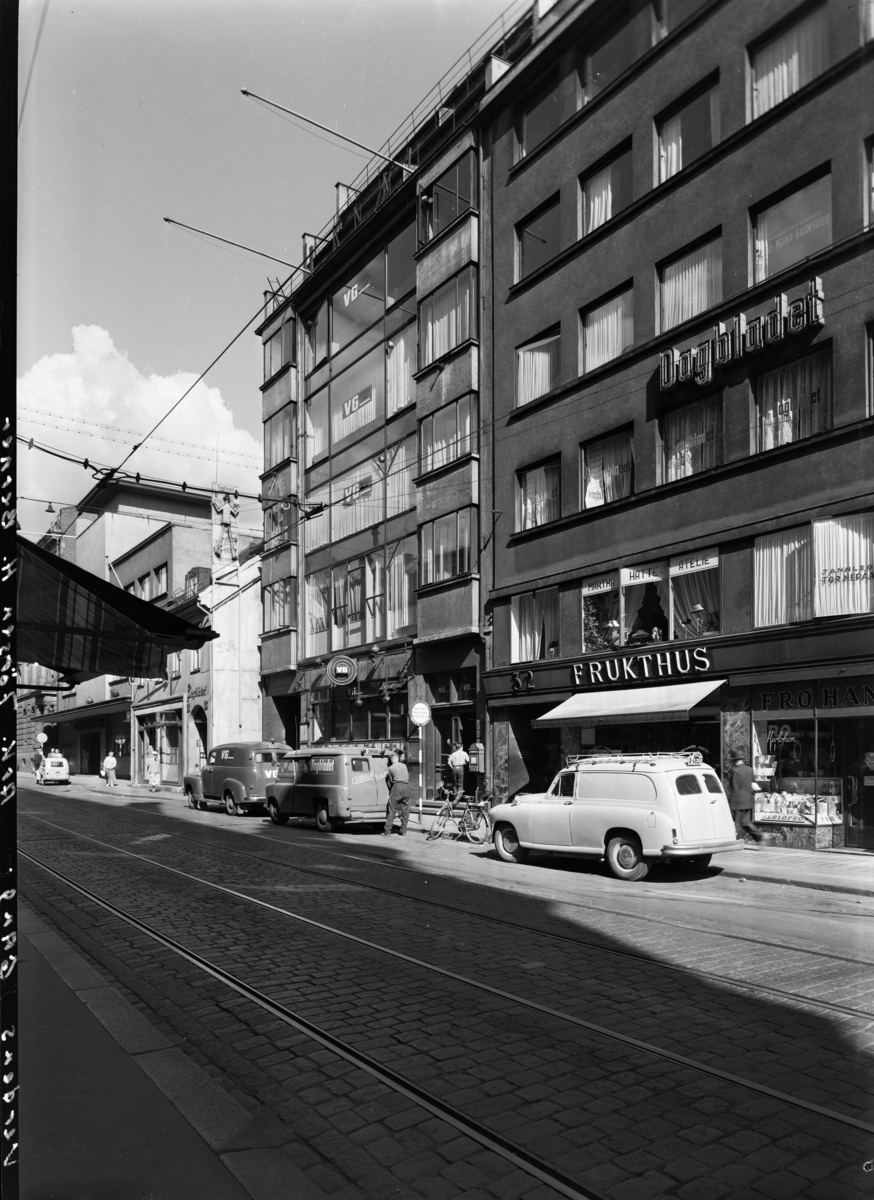 Gatebilde med fasader, skilt: Dagbladet, VG, Frukthuset