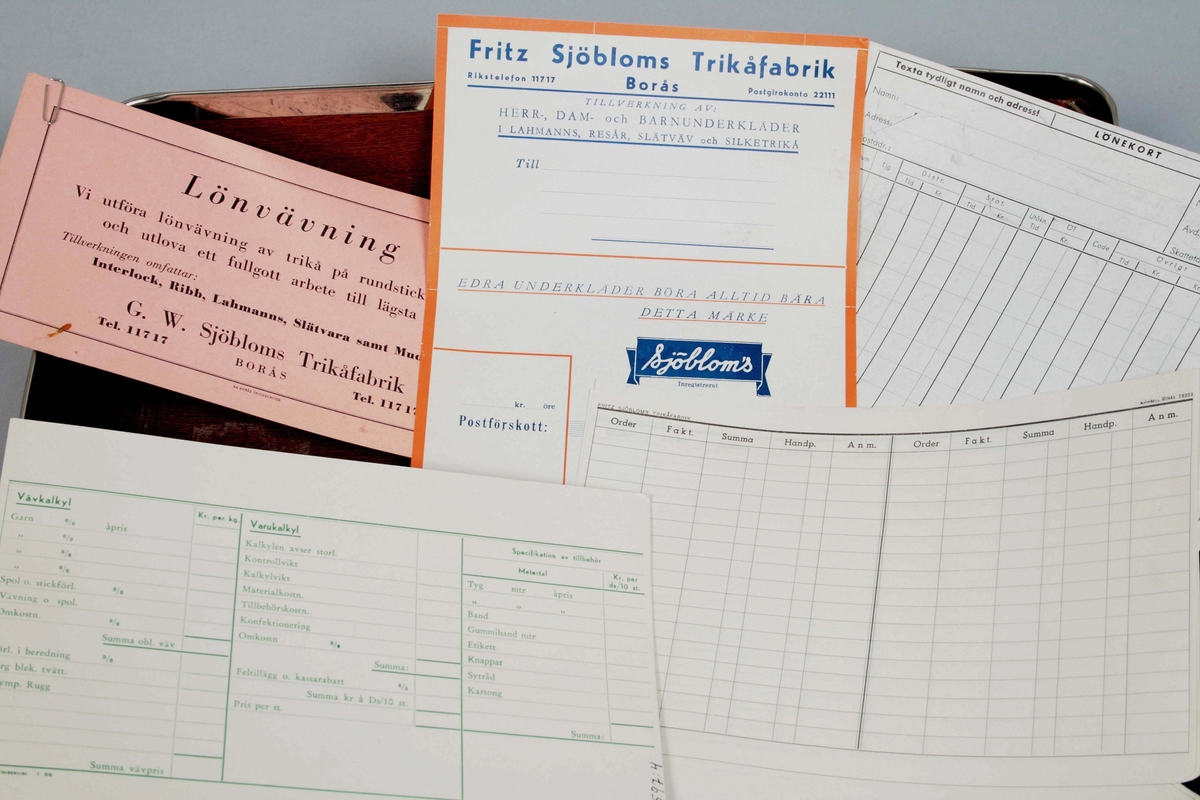 Rektangulär brevkorg av mönsterpressad brun papp. I korgen förvarades kontorsmateriel som medföljde vid förvärvet till museet. Reklamlappar, postförskottsblanketter, lönekort, specifikation av konfektionering samt ordersedlar. Föremålen märkta BM 64597:1-6. Proveniens Fritz Sjöbloms Trikåfabrik, Borås.