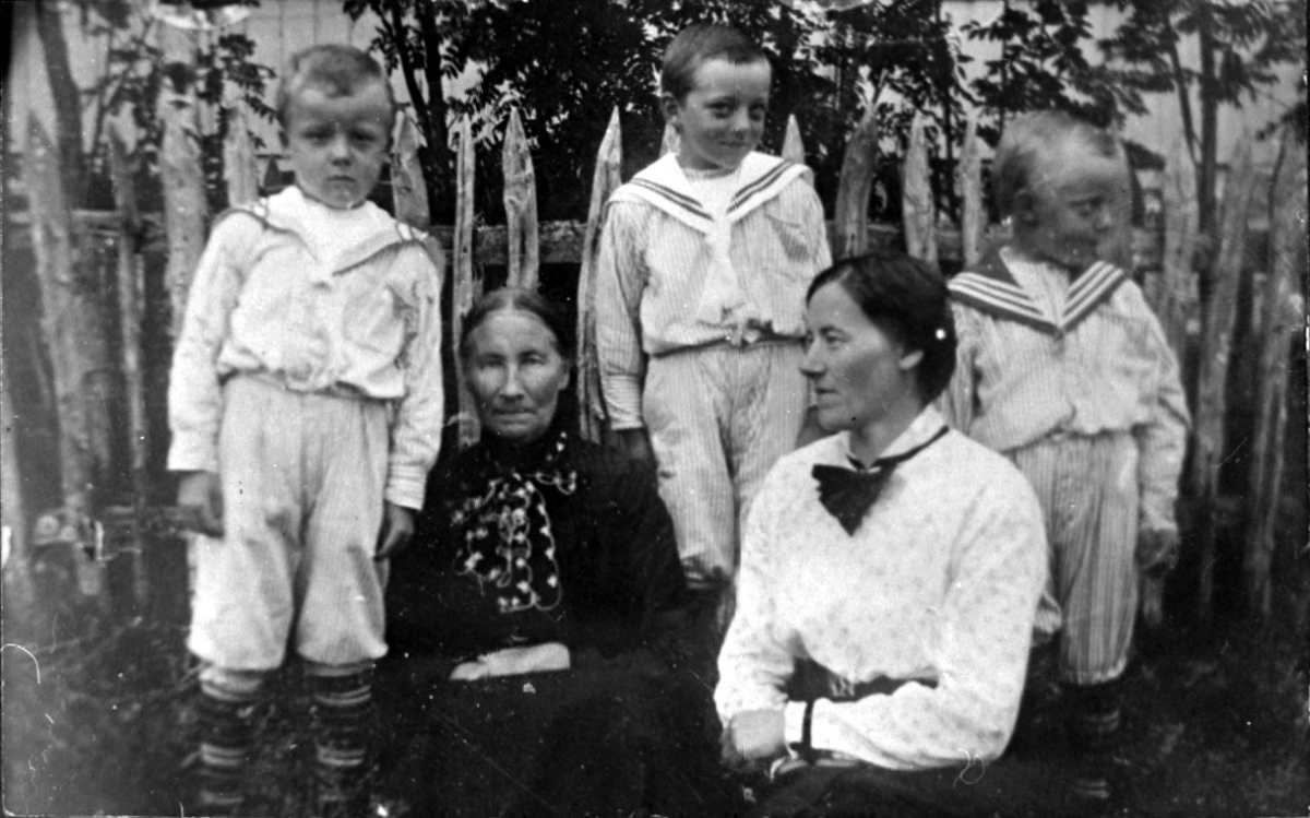 Gruppebilde, familie 1914:  Håkon Hansen, Petter Hansen, Hans Hansen, Karen Marie Håkonsen, Magna Elise Hansen