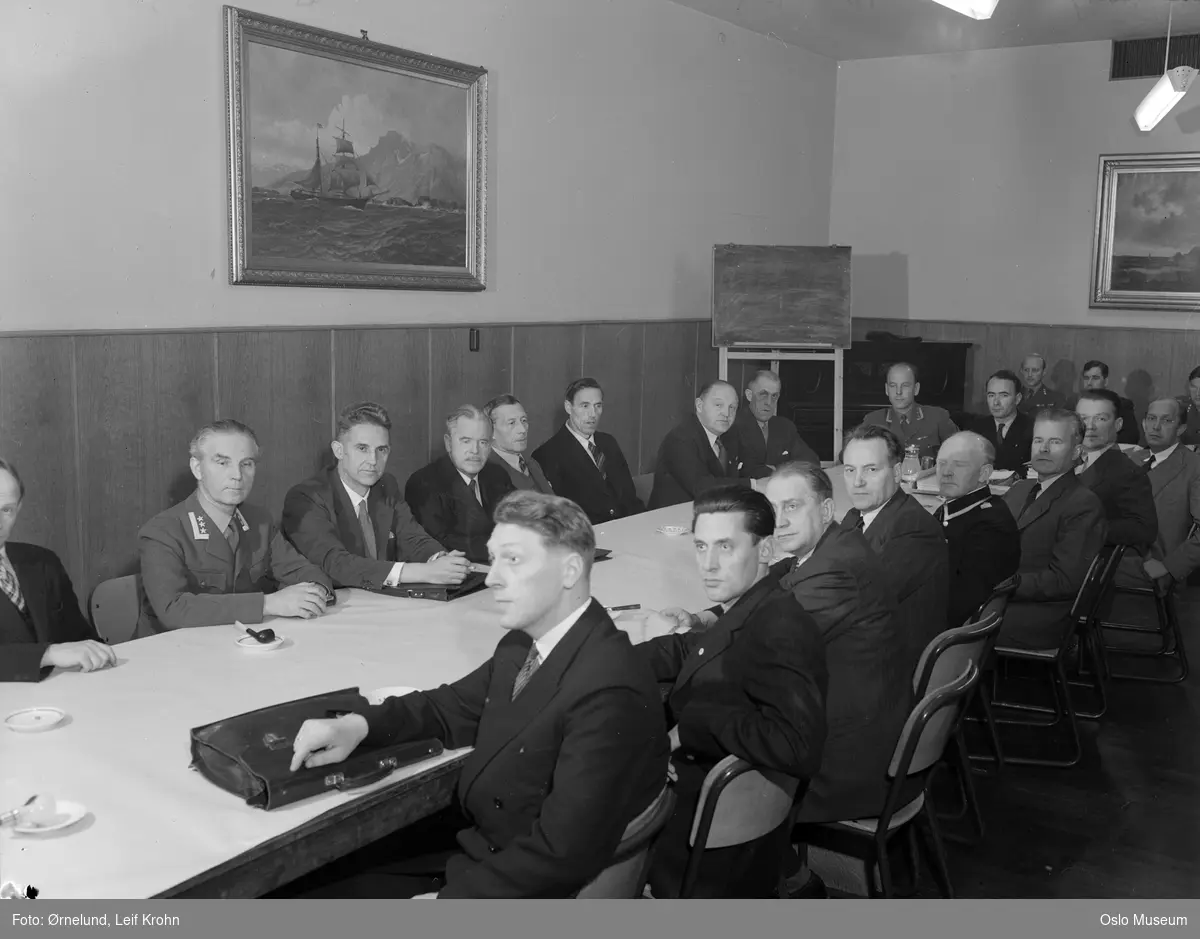 Forsvarskommisjonen, avsluttende møte, møtebord, menn