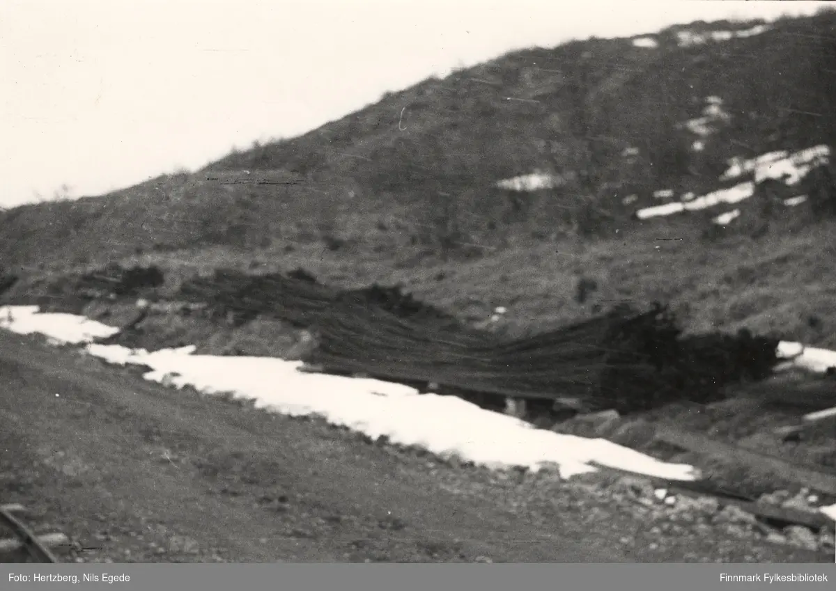 Byggearbeidet foregår på Tana bru, 1947. Armeringsjern ligger på bakken. Se også bildene 280-312.