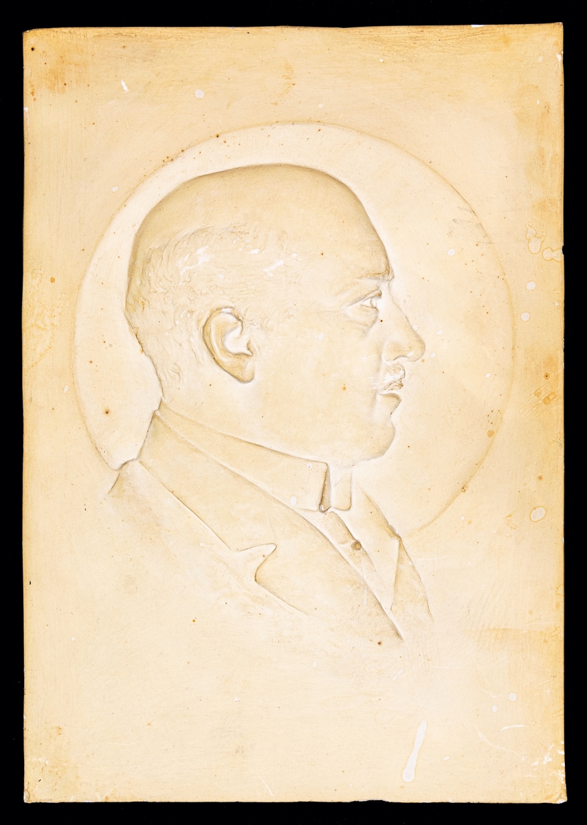 Porträttrelief föreställande Hakon Wijk, Stegeborg, av John Runer.