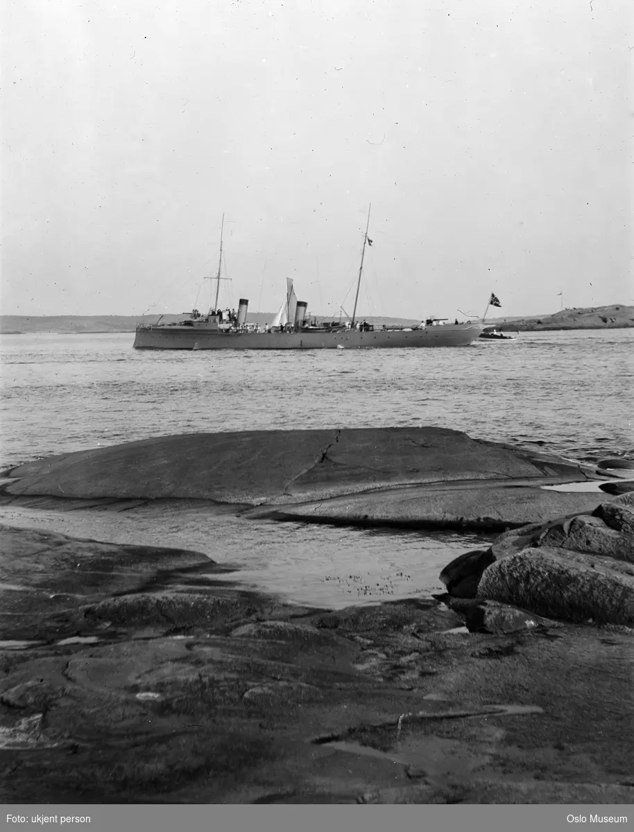 svaberg, fjord, dampskip, marinens torpedodivisjonsbåt Valkyrjen