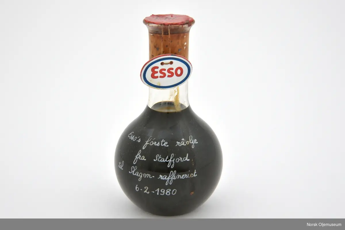 Forseglet flaske med Esso's første råolje fra Statfjord til Slagen-raffineriet.