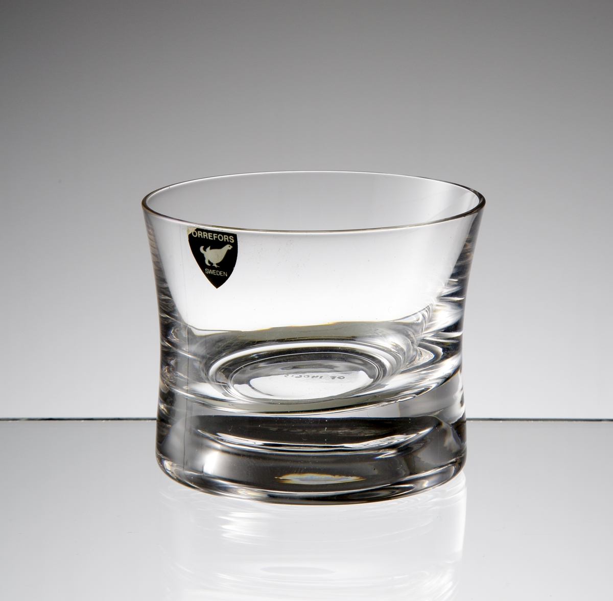 Formgivare: Nils Landberg.
Cocktailglas. Konkav, tjock i botten.
Grå etikett.

Detta exemplar tillverkat under 1990-talet.
