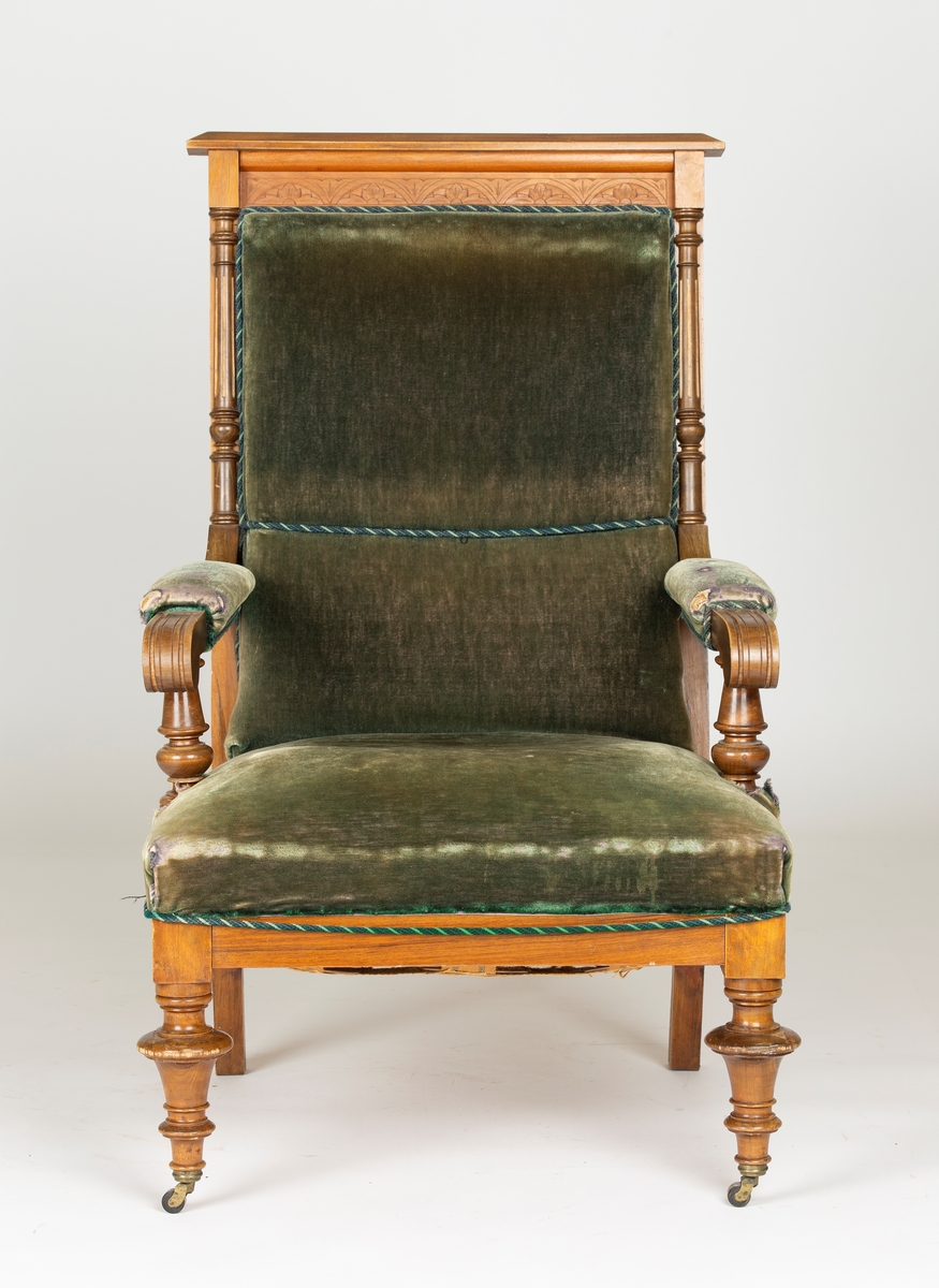 Armstol. Biedermeier salongmøblement i 8 deler; bord, sofa, 2 armstoler, 4 enkle stoler. Beiset eik, dreide ben, trukket med grønn plysj.