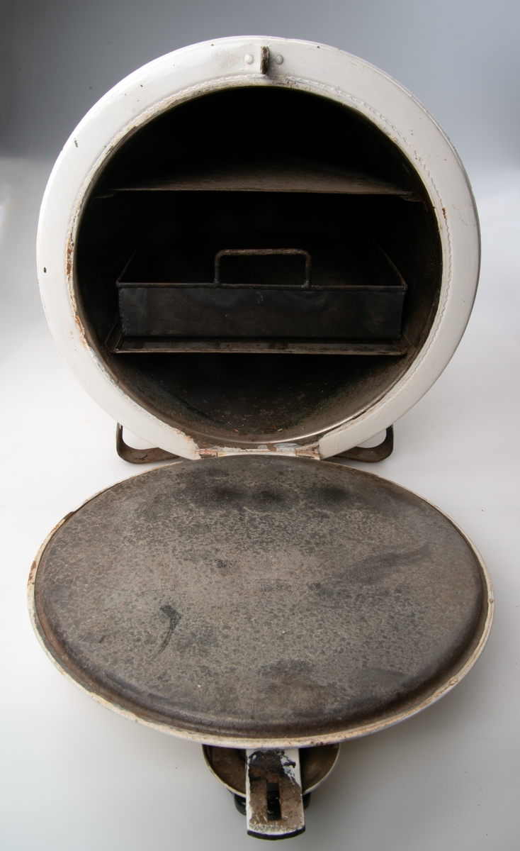 Sylinderformet elektrisk ovn. inni ovnen er det plass til en metallplate liggende midt i ovnen.