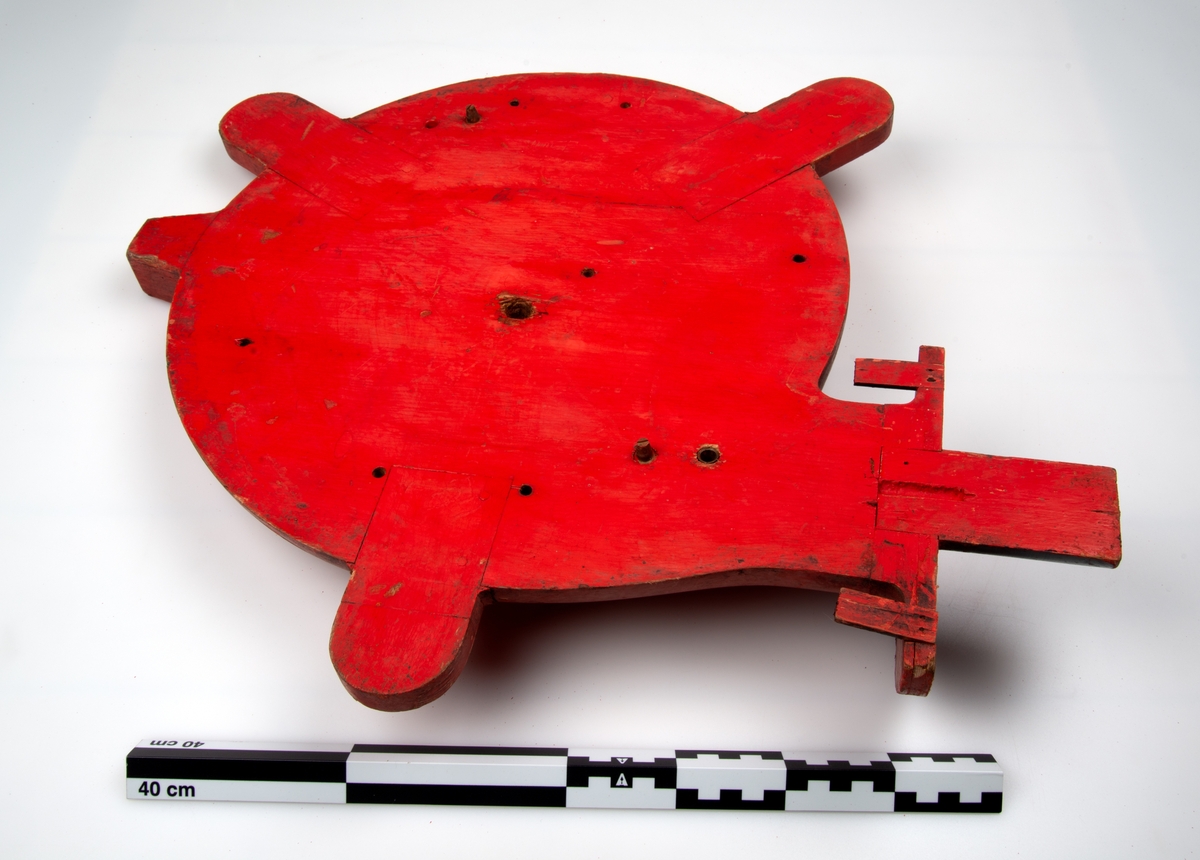 Gjenstanden har to halvdeler.
Gjenstandens form er kompisert
Gjenstandene er malt i rødt og sort.